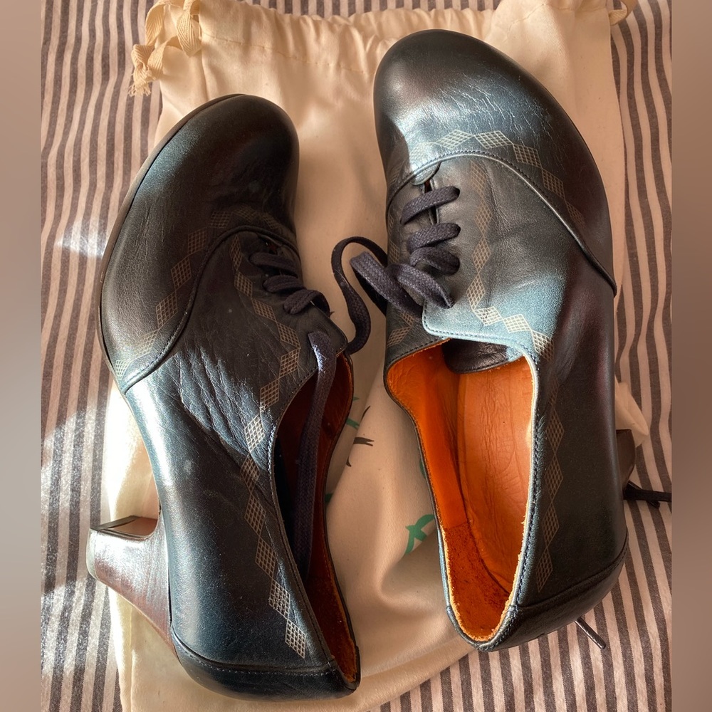 Chie Mihara heeled Oxford in navy